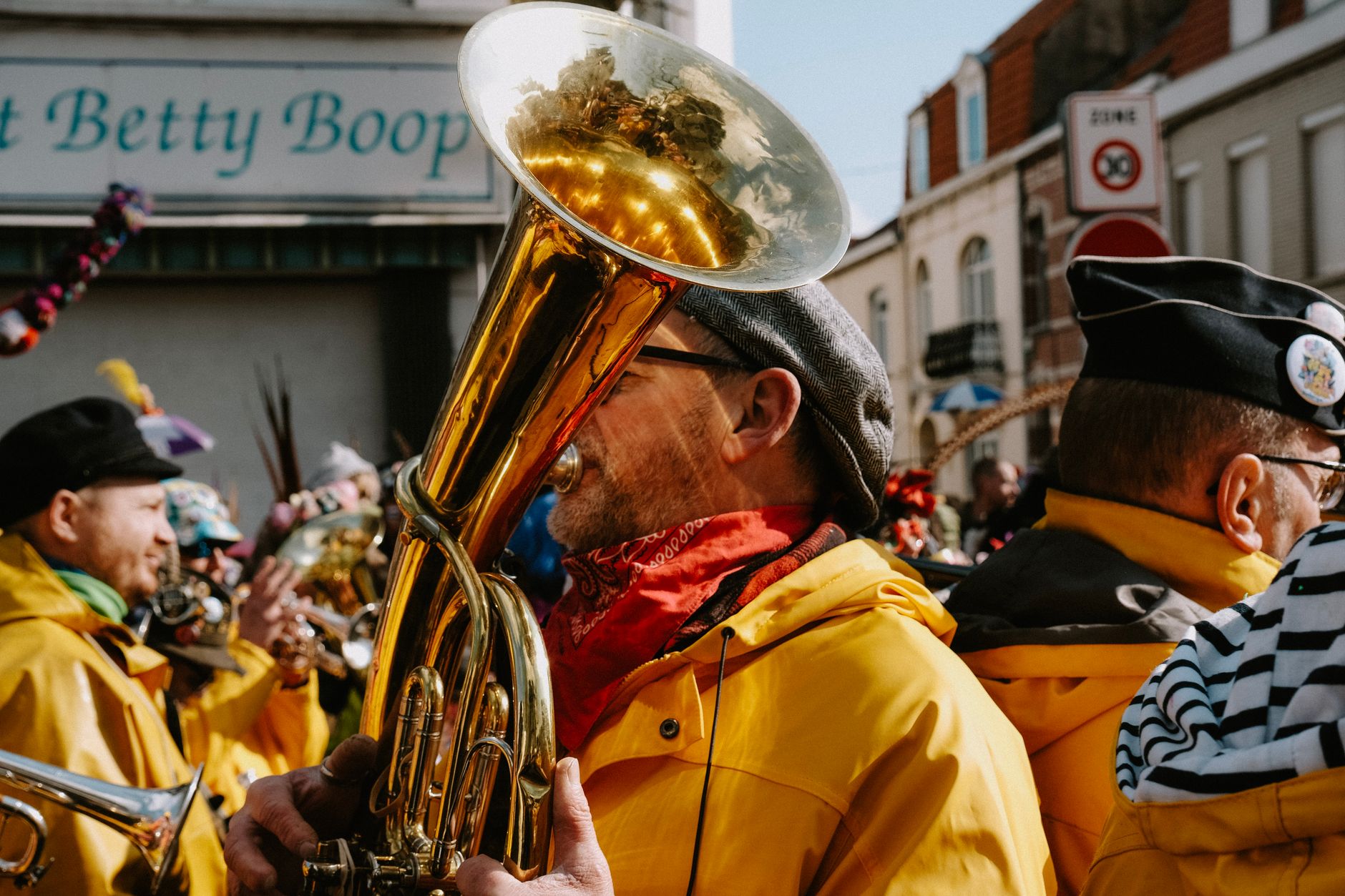 Un joueur de tuba au milieu d'une fanfare de rue