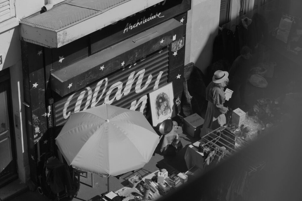 Vue d'ensemble d'un marché de rue un jour d'affluence