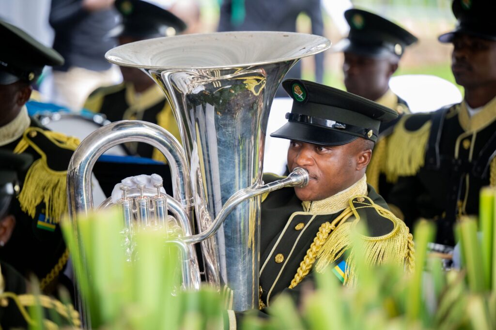 Un musicien en uniforme joue du tuba pendant un défilé