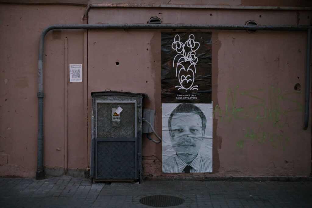 Des affiches collées sur un mur dans la rue