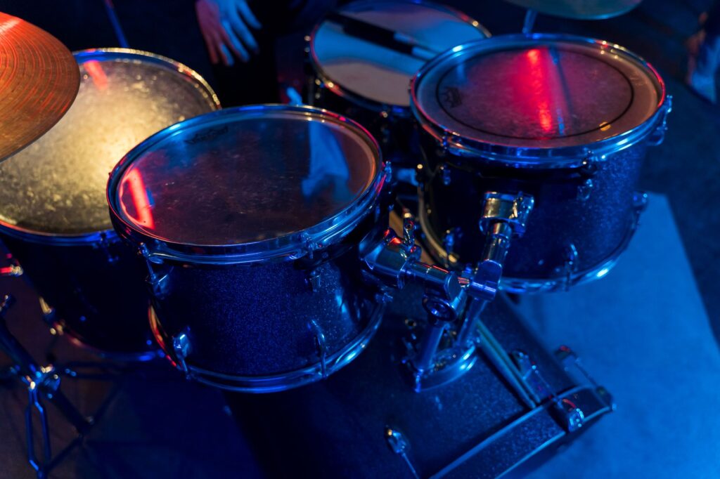 Des fûts de percussion éclairés, vus de près