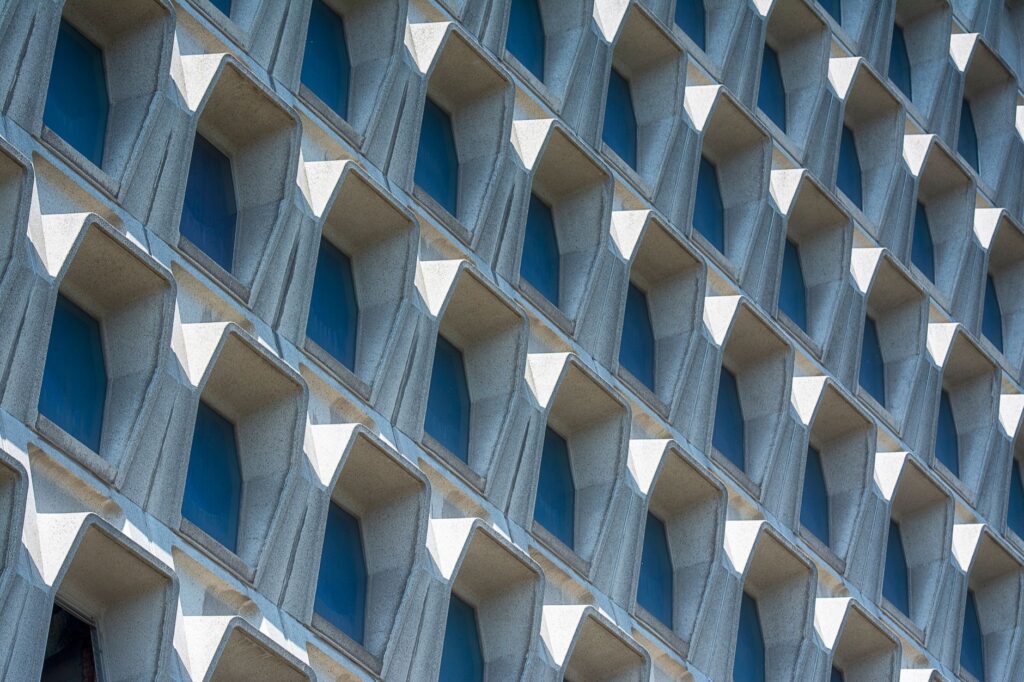 La façade de béton brut d'un immeuble moderniste