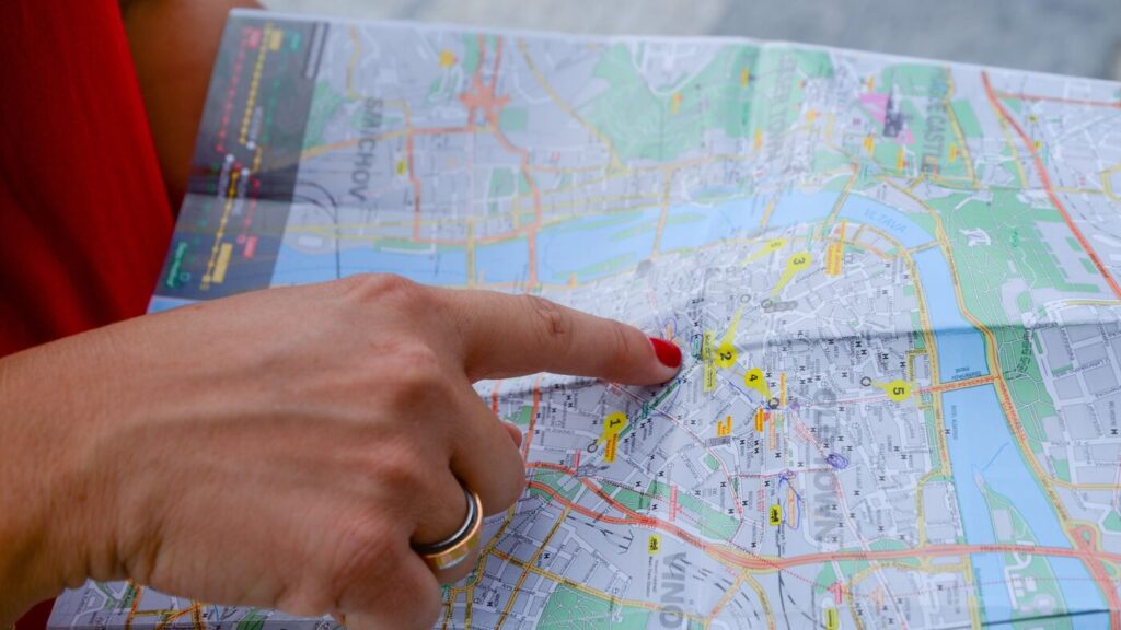 Une main suit un itinéraire sur une carte dépliée