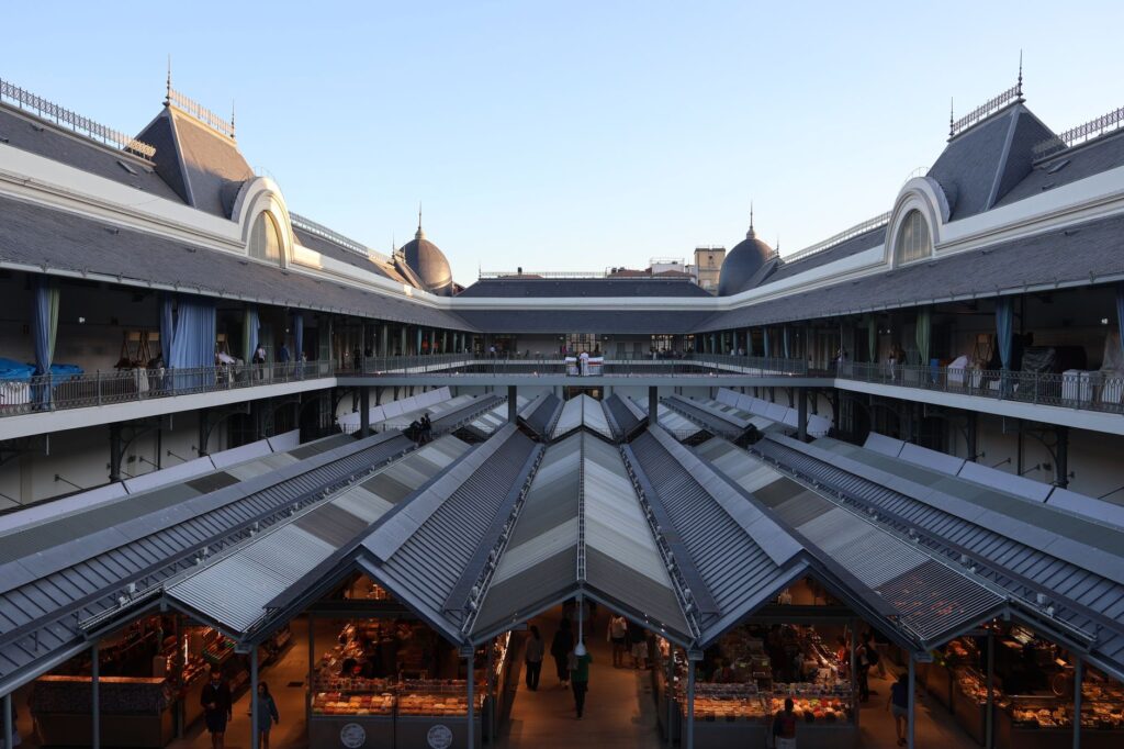 Un marché couvert vu d'en haut, avec ses galeries