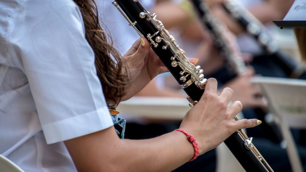 Les mains d'un clarinettiste jouant en extérieur