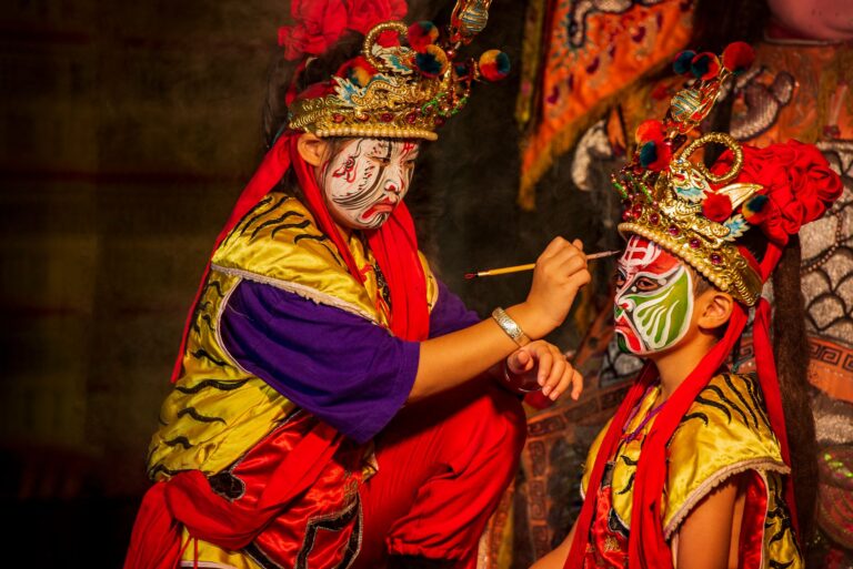 Des comédiens masqués et costumés jouent au milieu du public
