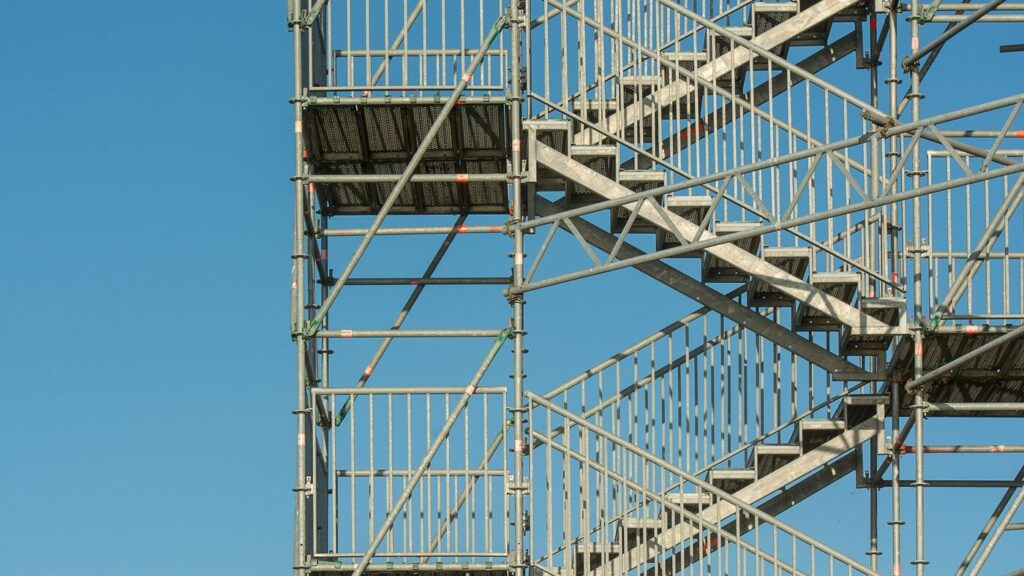 Un échafaudage métallique monté contre un ciel clair