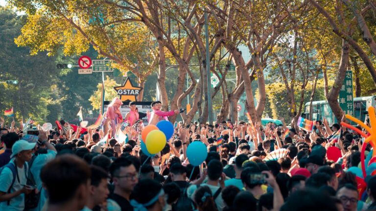 Une foule dense dans une rue pendant une fête de la musique