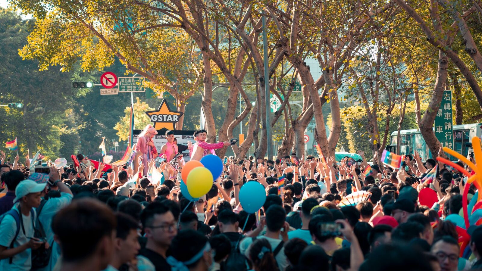 Une foule dense dans une rue pendant une fête de la musique