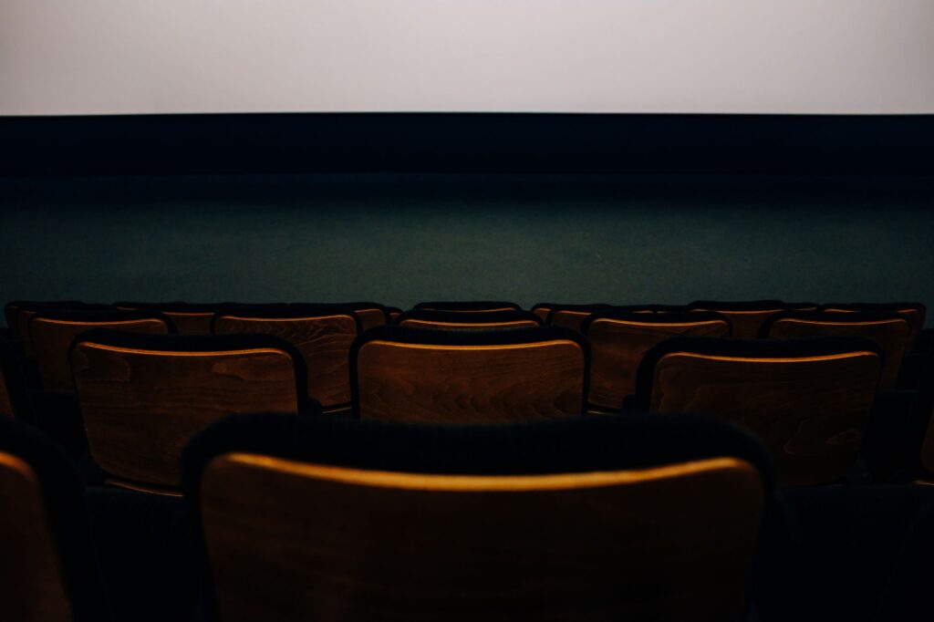 Des rangées de fauteuils vides dans une salle