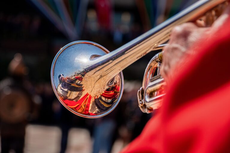 Les pavillons de plusieurs cuivres d'une fanfare au soleil
