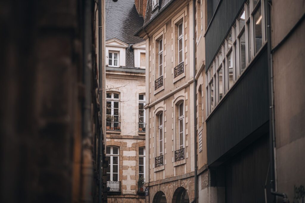 Une rue étroite bordée de façades hautes