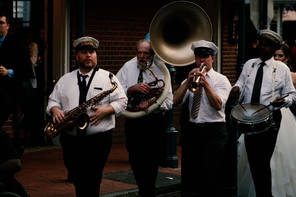 Quatre musiciens de fanfare jouent dans la rue